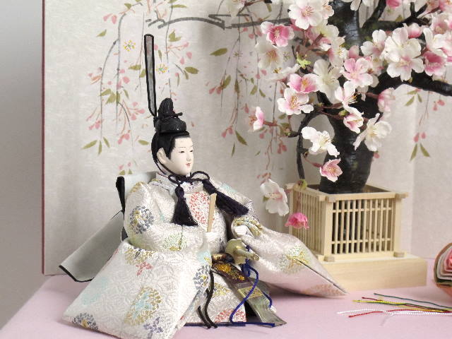 白を主体とした清楚な印象の雛人形桜収納飾り