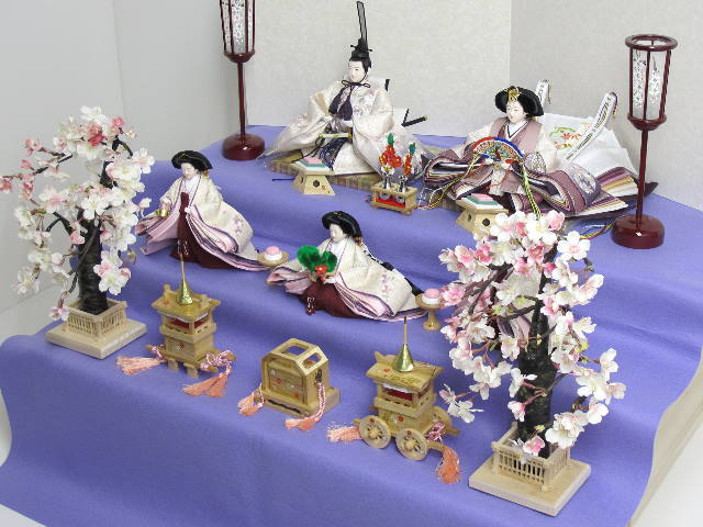 上品な紫のグラデーションと桜の刺繍が特徴の雛人形収納毛氈三段飾り