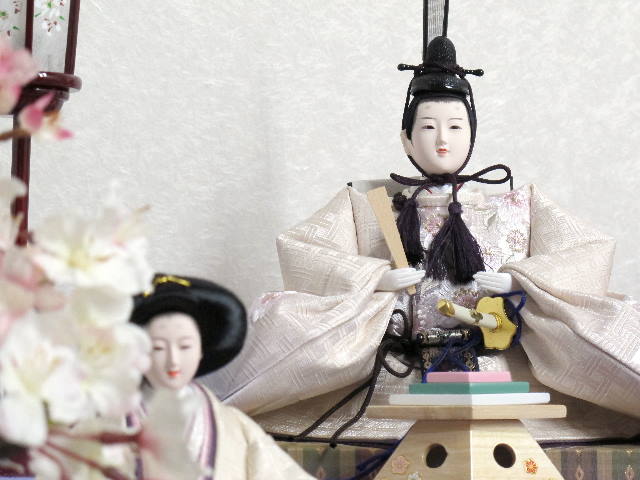 上品な紫のグラデーションと桜の刺繍が特徴の雛人形収納毛氈三段飾り