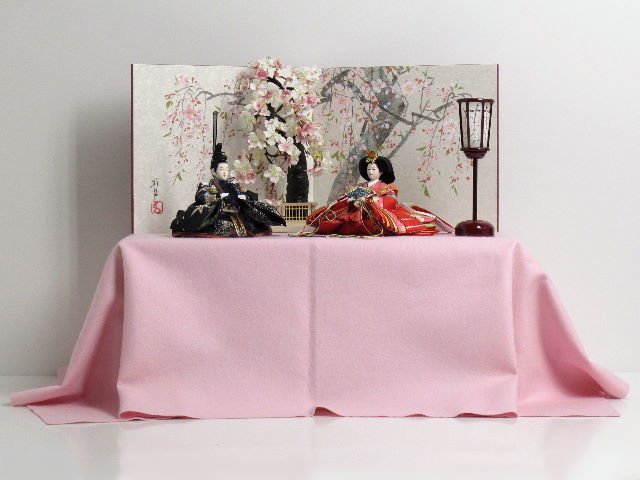 友禅のオーソドックスな色合いのおひなさまを毛氈を敷いて桜の木と桜屏風で飾りました。