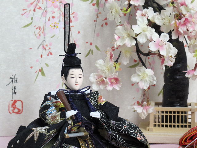 友禅のオーソドックスな色合いのおひなさまを毛氈を敷いて桜の木と桜屏風で飾りました。