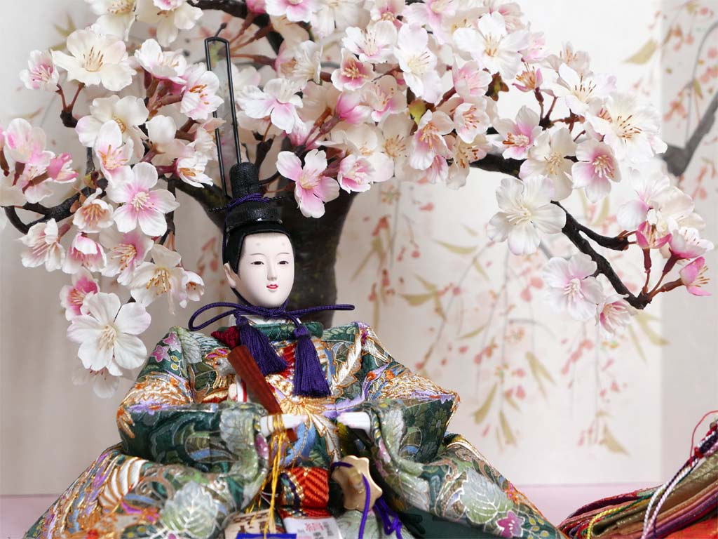 華やかな鳳凰の刺繍が特徴の雛人形桜収納飾り
