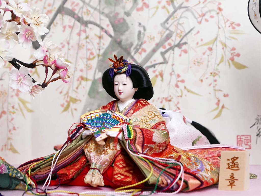 華やかな鳳凰の刺繍が特徴の雛人形桜収納飾り