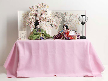 古典的な文様、丸の鶴を衣装に織り込んだ雛人形桜収納飾り