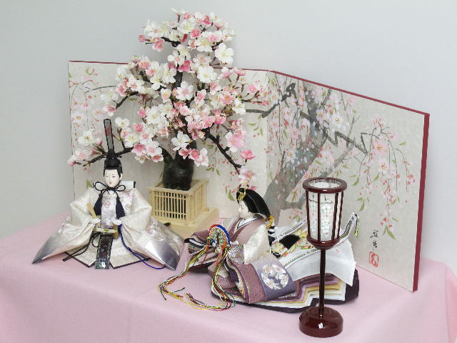 上品な紫のグラデーションと桜の刺繍が特徴の雛人形桜収納飾り