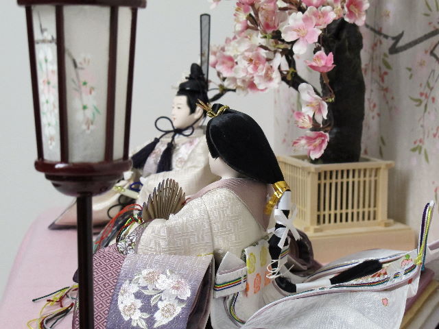 上品な紫のグラデーションと桜の刺繍が特徴の雛人形桜収納飾り
