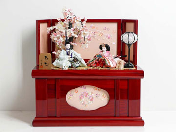現代的な色づかいで古典文様を表現した衣装の雛人形赤塗りコンパクト収納親王飾り