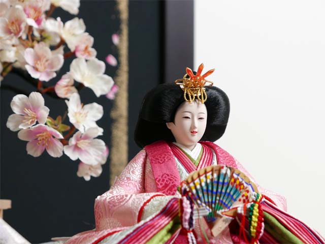 現代的な色づかいで古典文様を表現した衣装の雛人形月桜親王収納飾り