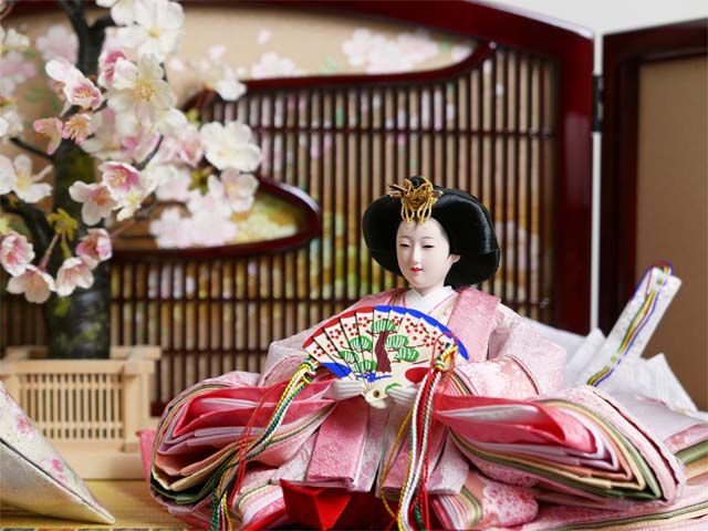 満開の桜を表現した衣装の雛人形古都桜親王収納飾り