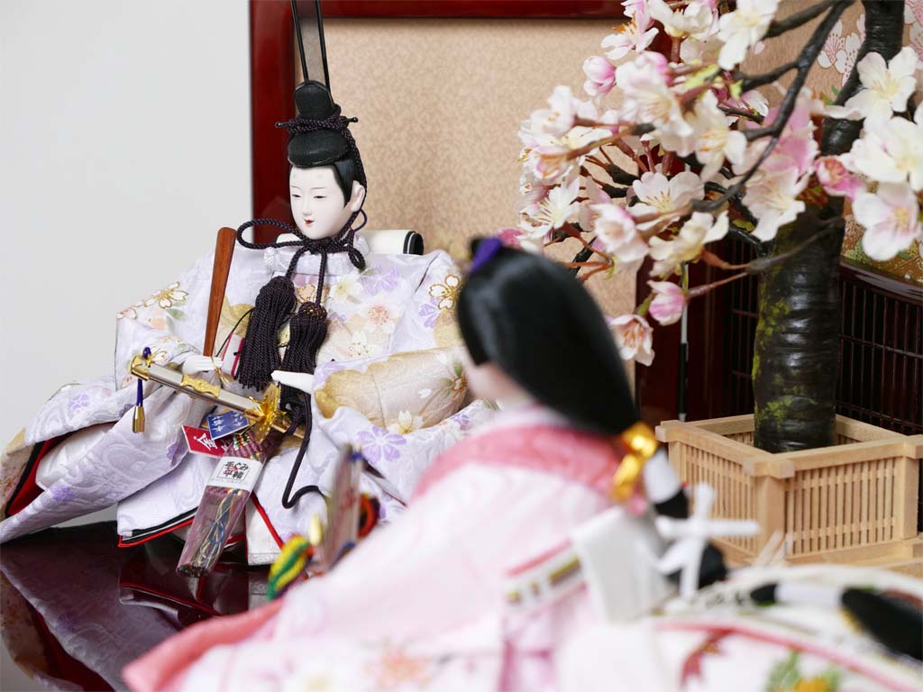 淡く清楚な色あいの衣装の雛人形古都桜親王収納飾り