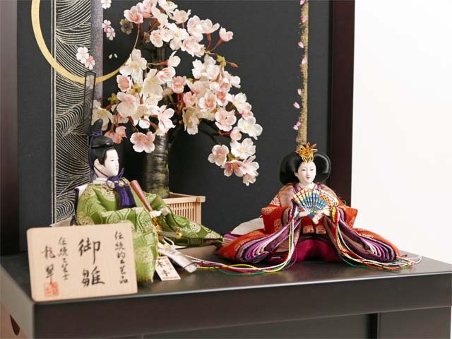丸の鶴を衣装に織り込んだ雛人形月桜親王収納飾り