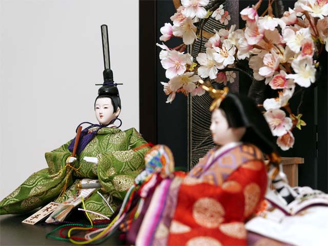 丸の鶴を衣装に織り込んだ雛人形月桜親王収納飾り