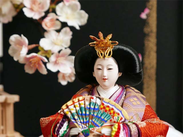丸の鶴を衣装に織り込んだ雛人形月桜親王収納飾り