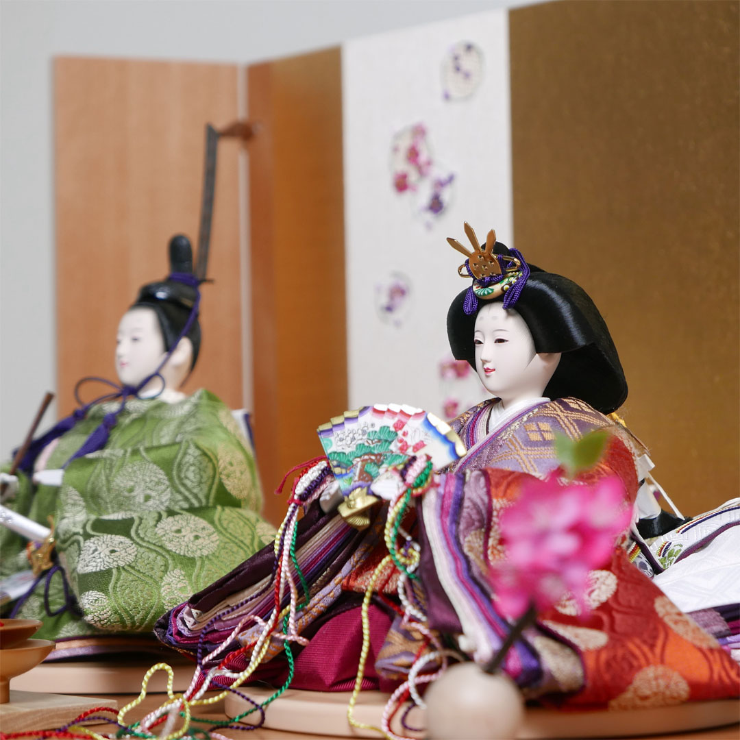 望月龍翠作 丸の鶴を衣装に織り込んだ雛人形刺繍金屏風木目収納飾り
