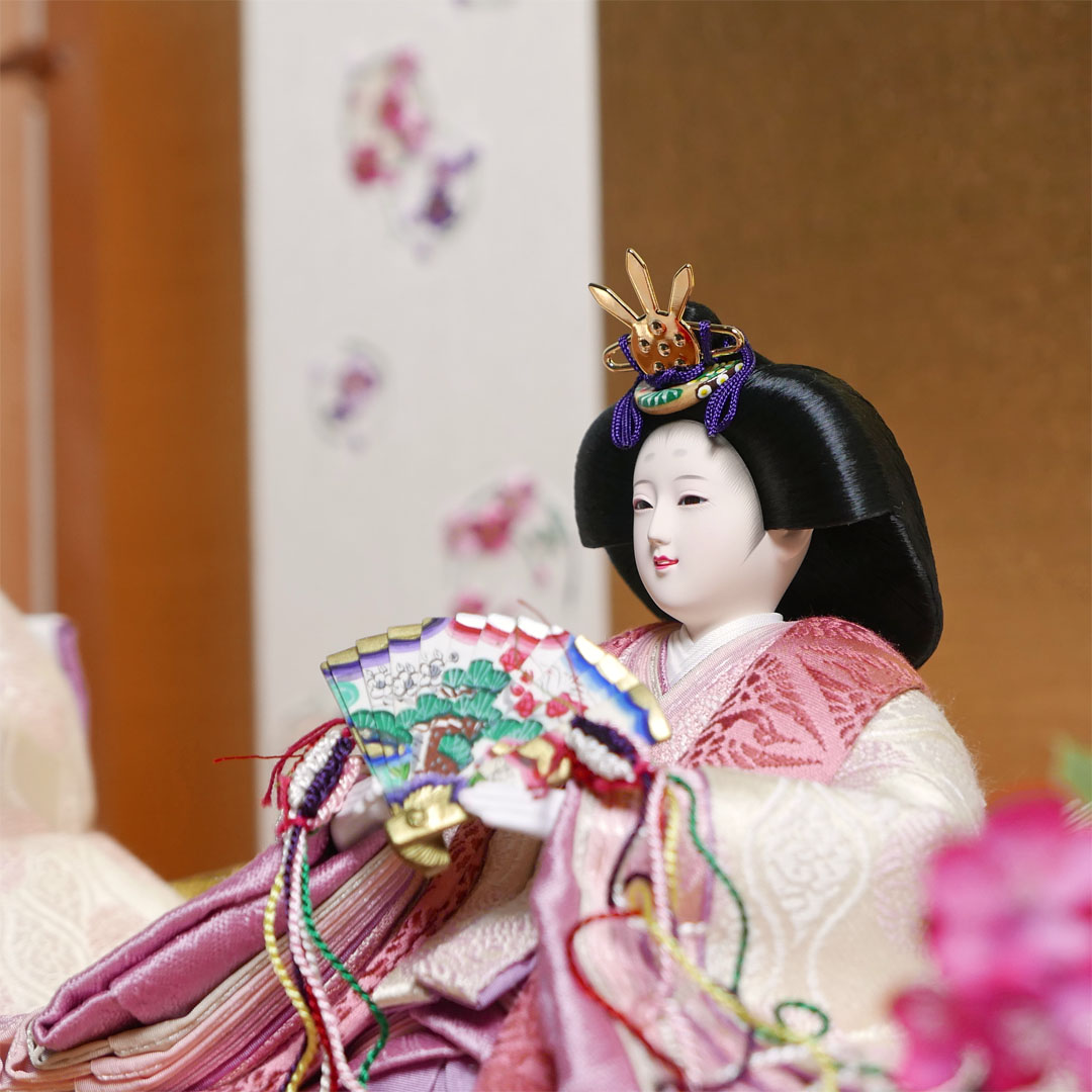 望月龍翠作 現代的な色づかいで古典文様を表現した衣装の雛人形刺繍金屏風木目収納飾り