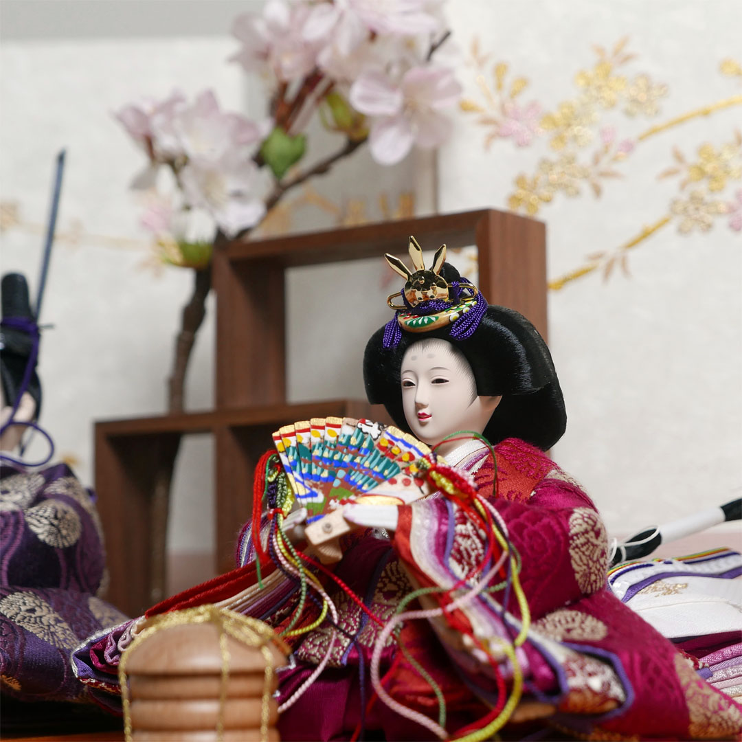 望月龍翠作 エンジ紫雲立涌鶴紋正絹衣装雛人形金彩枝桜収納飾り
