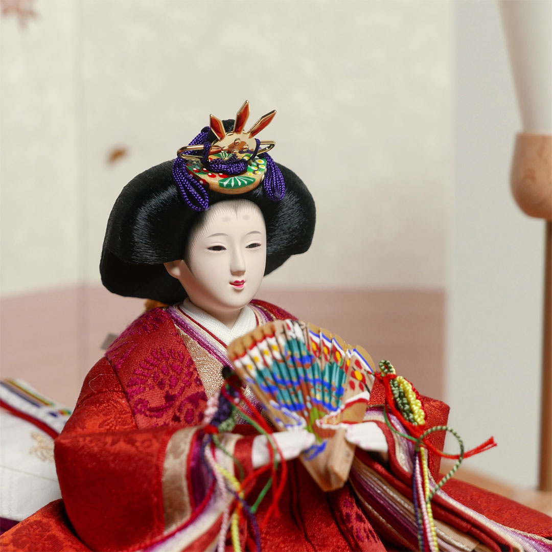 望月龍翠作 朱色と黄土色衣装の雛人形金彩枝桜収納飾り