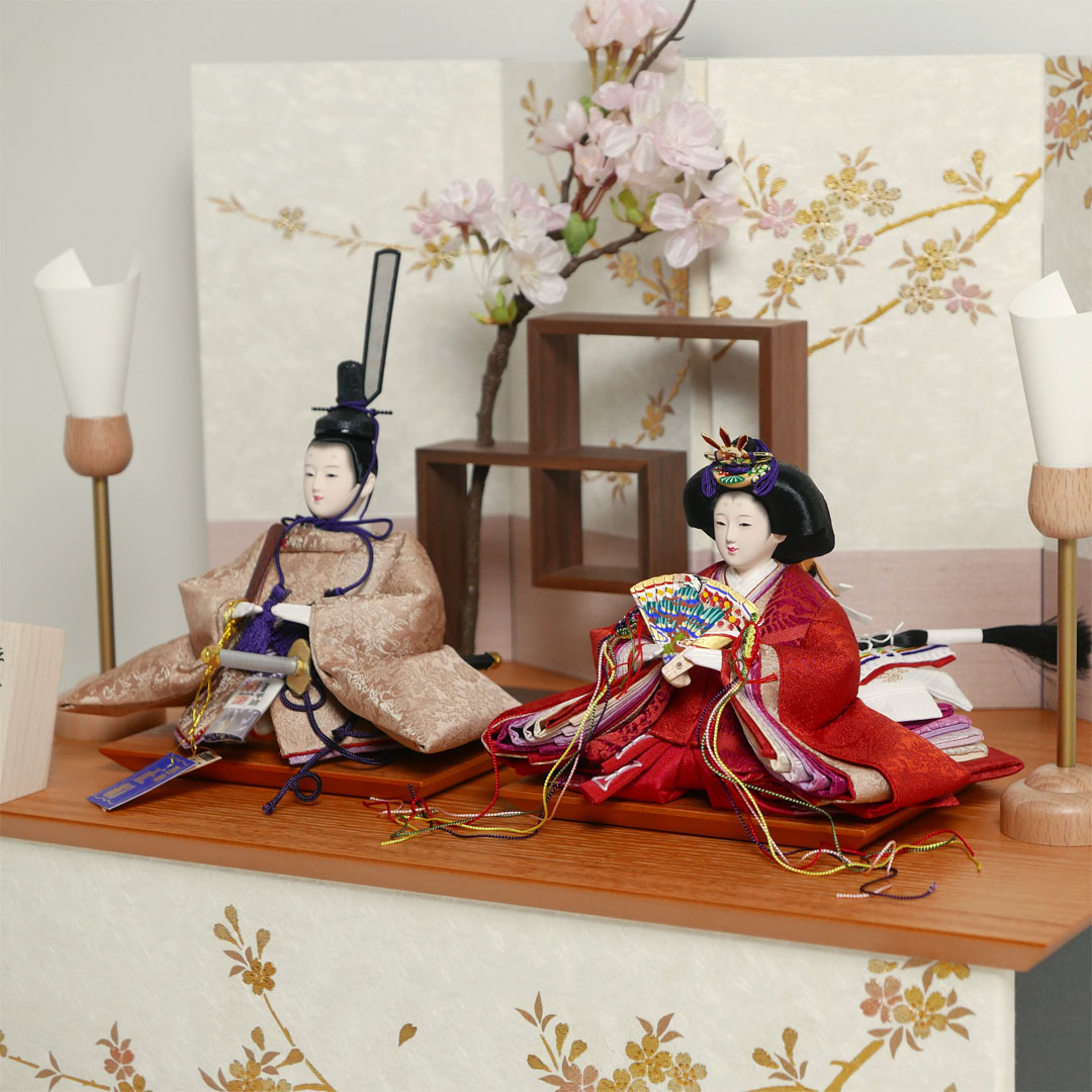 望月龍翠作 朱色と黄土色衣装の雛人形金彩枝桜収納飾り