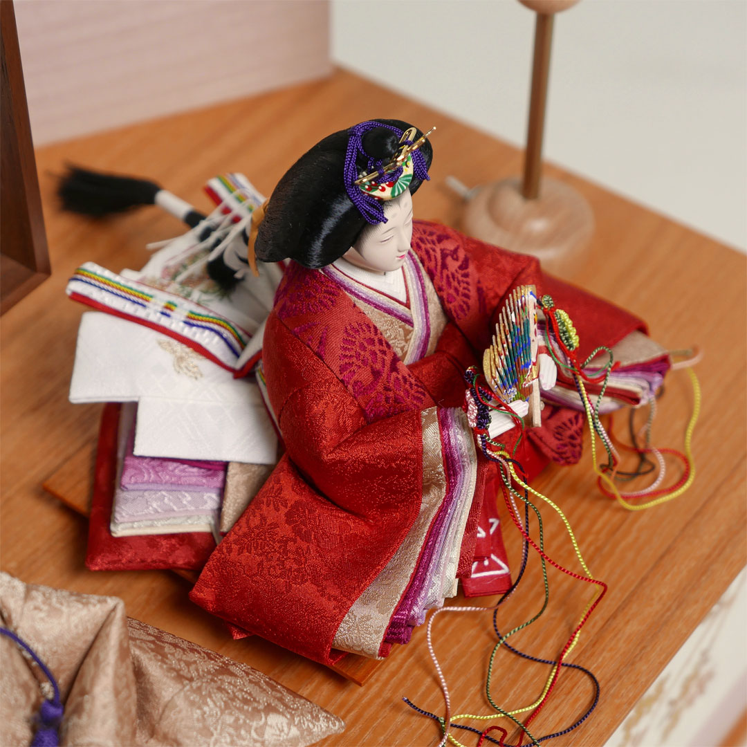 望月龍翠作 朱色と黄土色衣装の雛人形金彩枝桜収納飾り