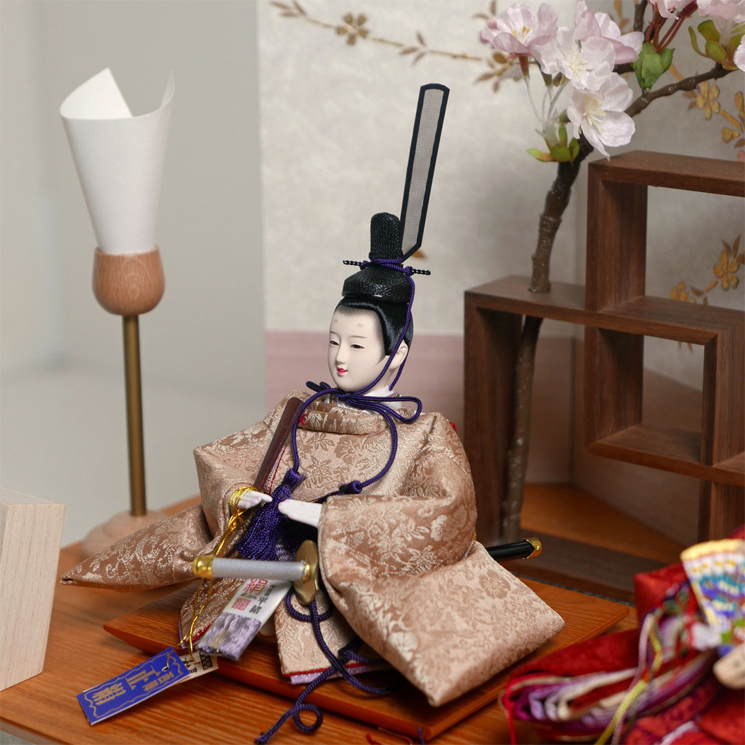 望月龍翠作 朱色と黄土色衣装の雛人形金彩枝桜収納飾り