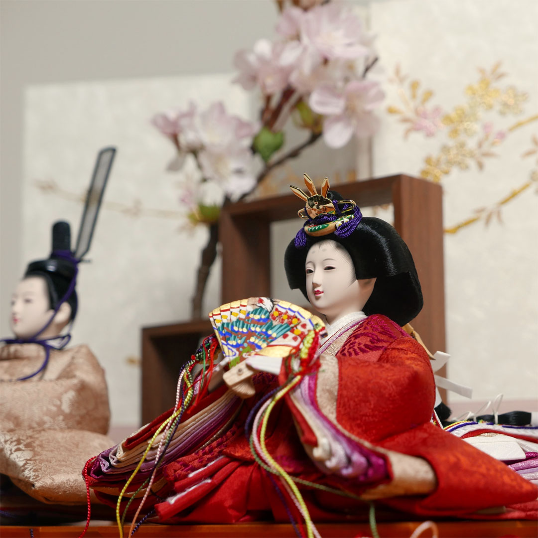 望月龍翠作 朱色と黄土色衣装の雛人形金彩枝桜収納飾り