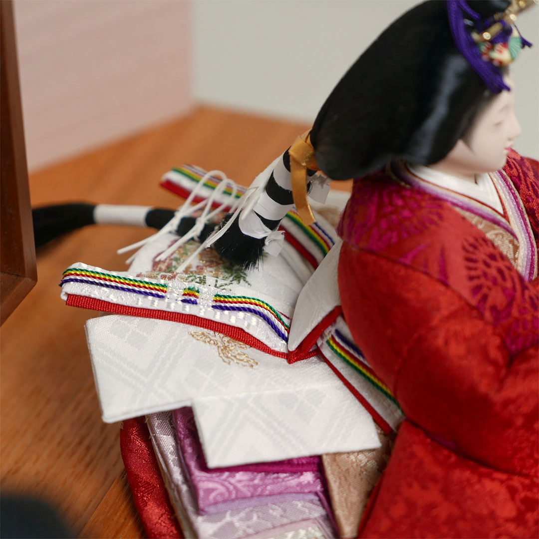 望月龍翠作 朱色と黄土色衣装の雛人形金彩枝桜収納飾り
