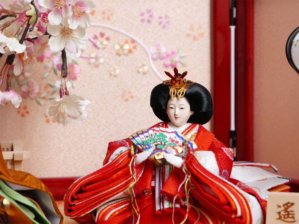 高貴な黄呂染衣装の雛人形赤塗りコンパクト収納親王飾り