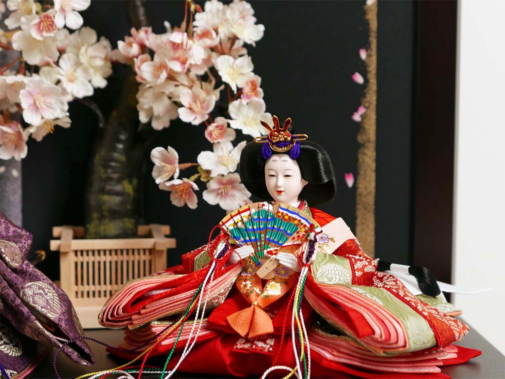 渋めの有職衣装が特徴の雛人形月桜親王収納飾り