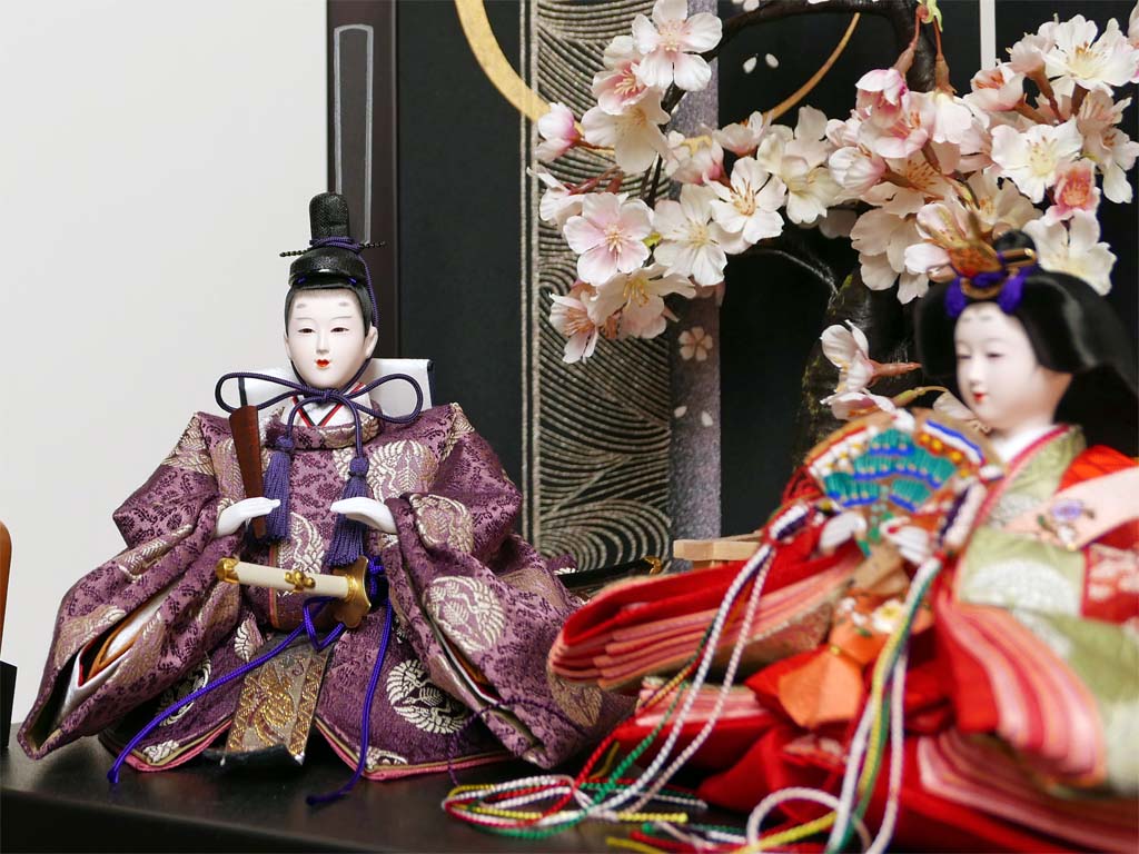 渋めの有職衣装が特徴の雛人形月桜親王収納飾り