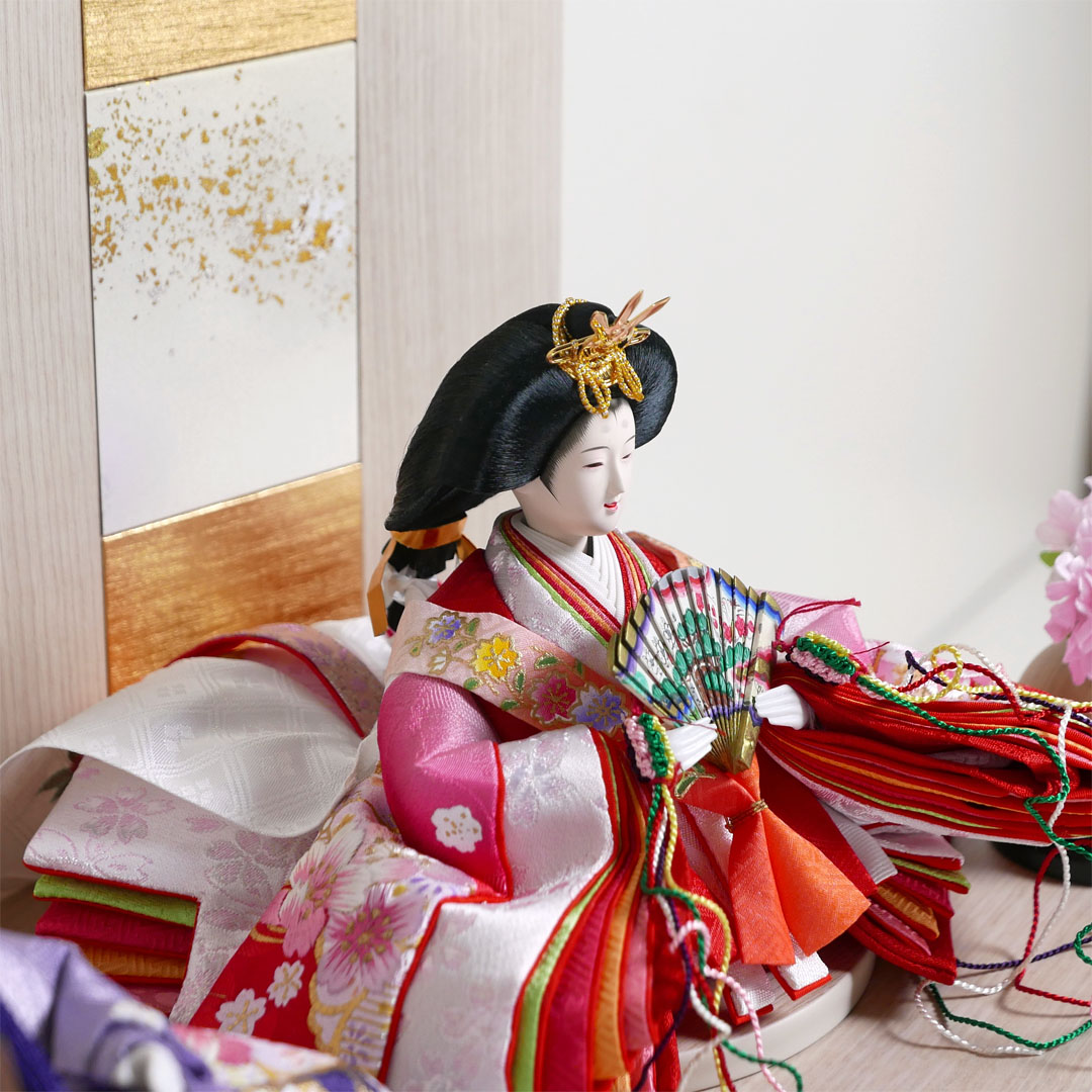 赤のぼかし衣装に流水桜の刺繍の入った雛人形白木目屏風収納飾り