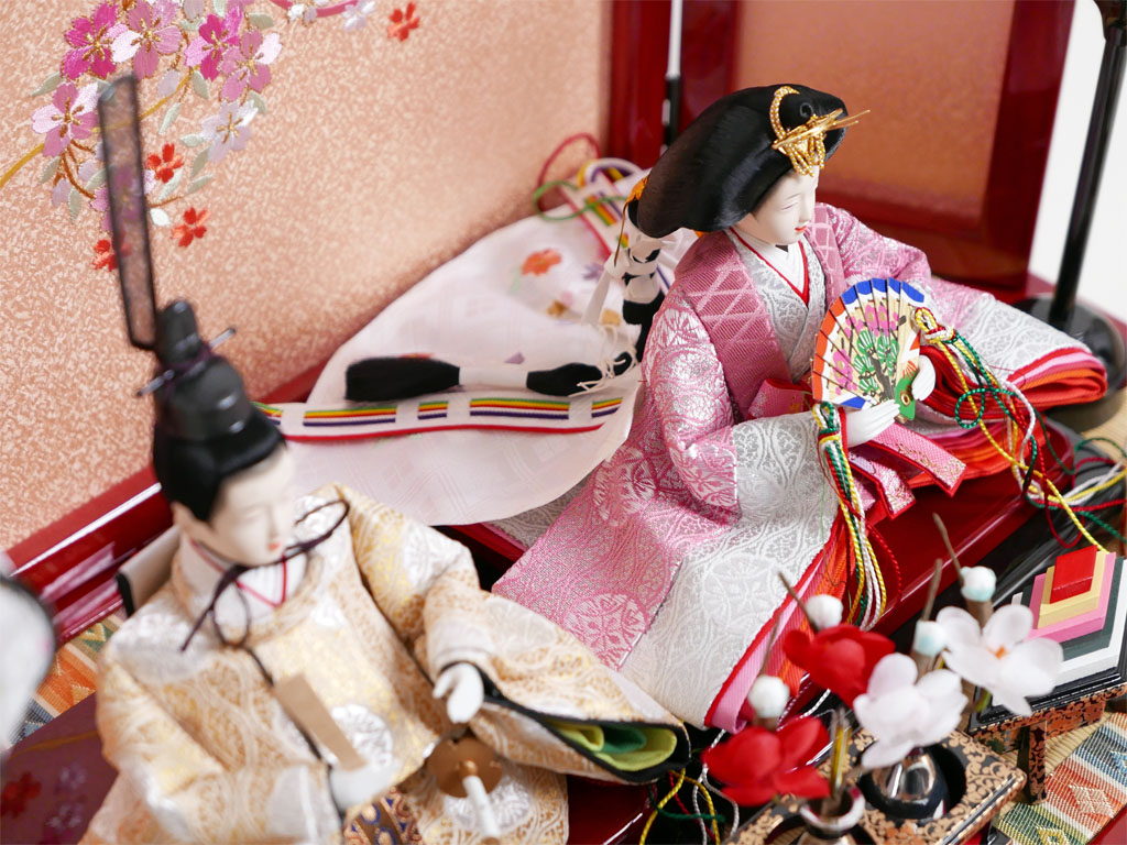 ピンクと金の有職文様衣装雛人形の赤塗りコンパクト収納親王飾りが安い 雛人形収納飾り～広島市の人形問屋十二段屋
