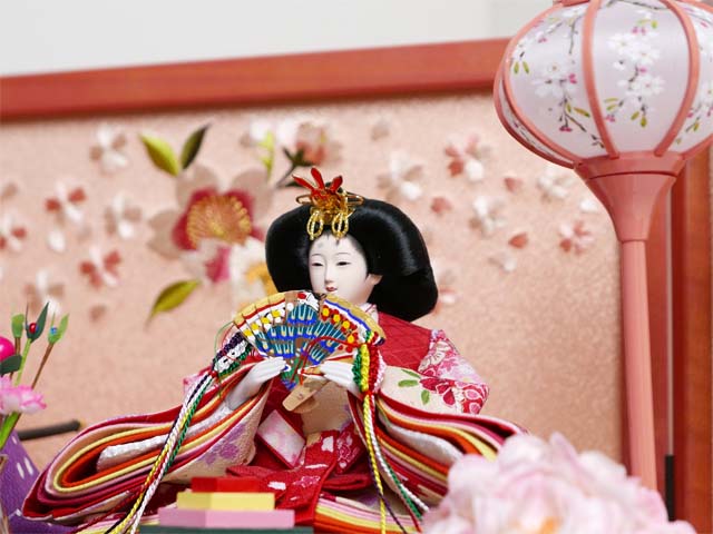 赤と紫衣装の華やかな雛人形のピンク塗りコンパクト収納飾り