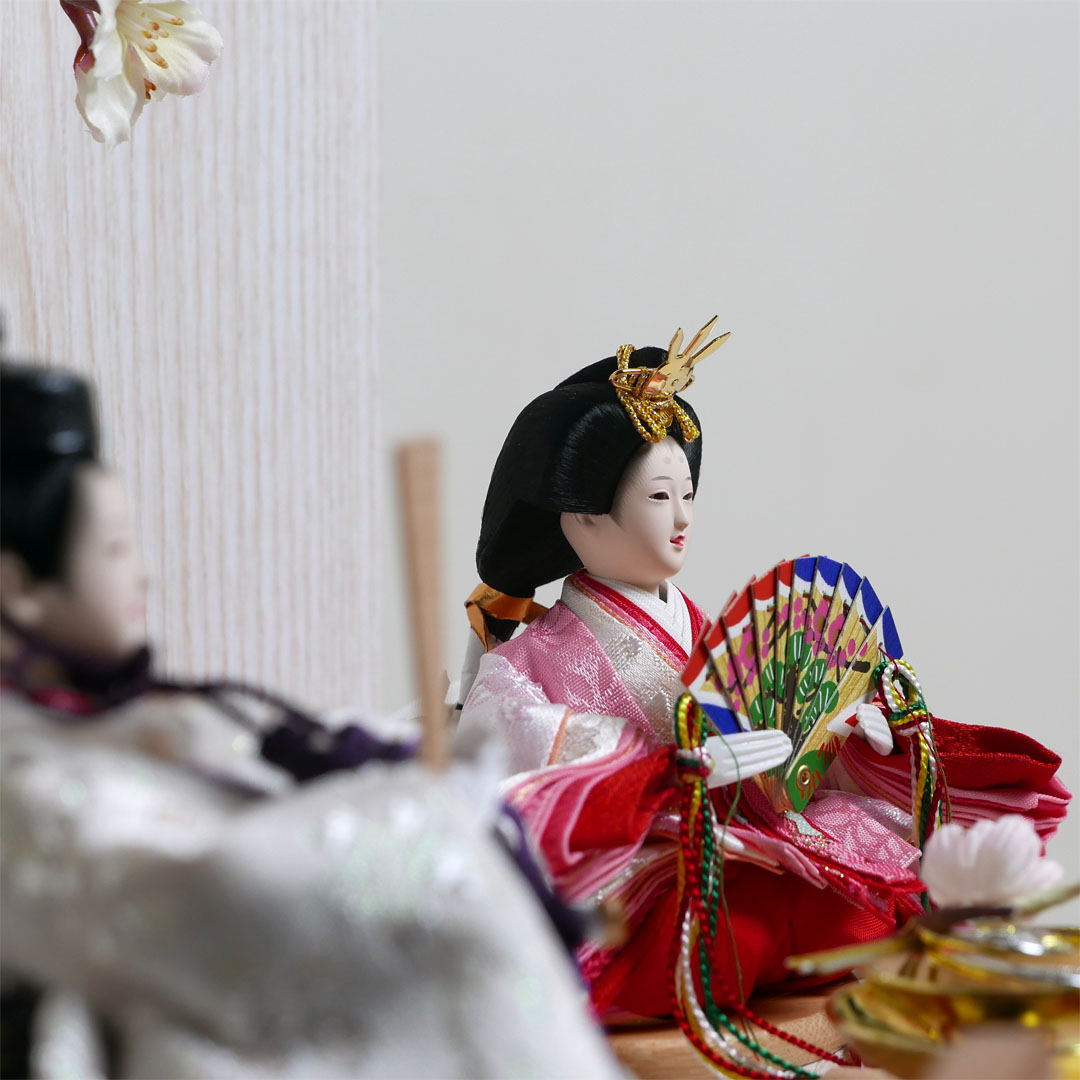 淡いピンク衣装の極小雛人形白木目収納飾り