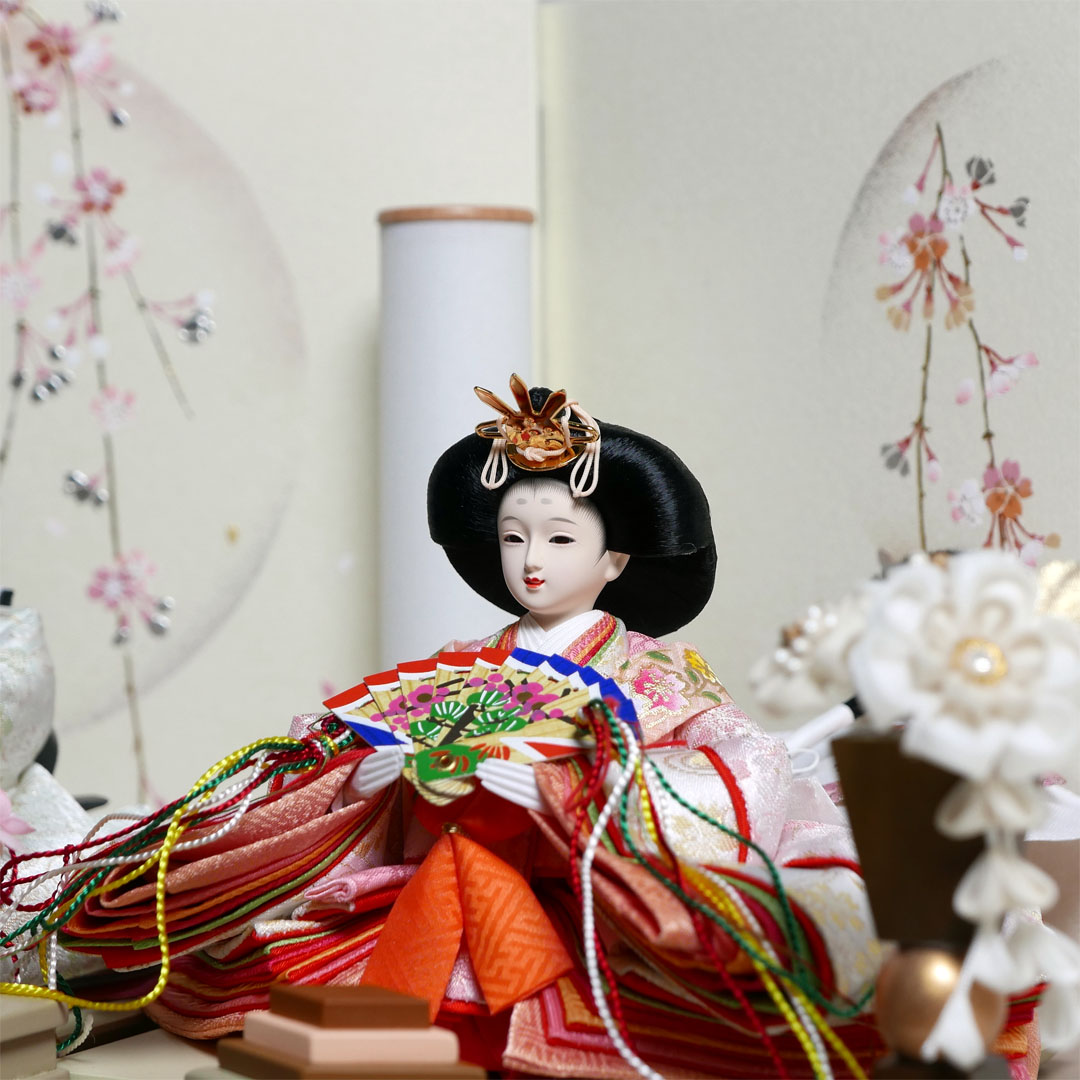 薄ピンクと薄緑の流水桜衣装雛人形月に桜段違い屏風収納飾り