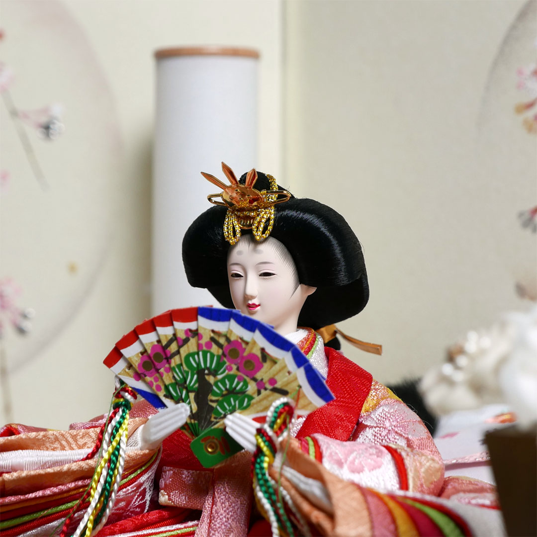オレンジと黄色の桜柄衣装の雛人形月に桜段違い屏風収納飾り