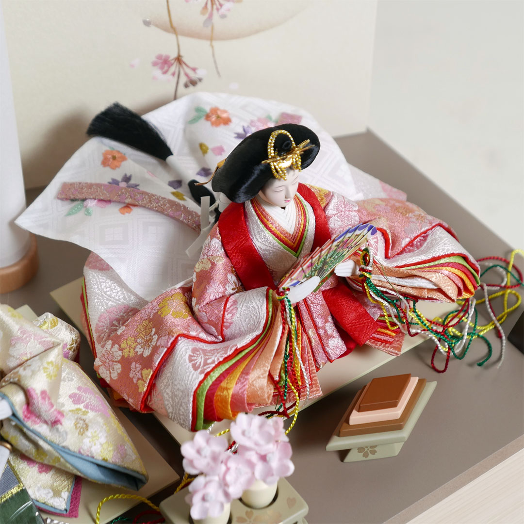 オレンジと黄色の桜柄衣装の雛人形月に桜段違い屏風収納飾り