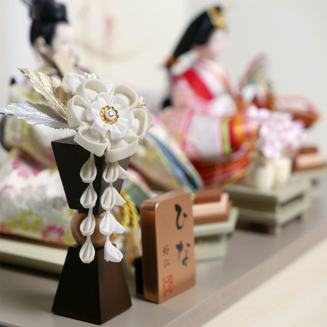 オレンジと黄色の桜柄衣装の雛人形月に桜段違い屏風収納飾り