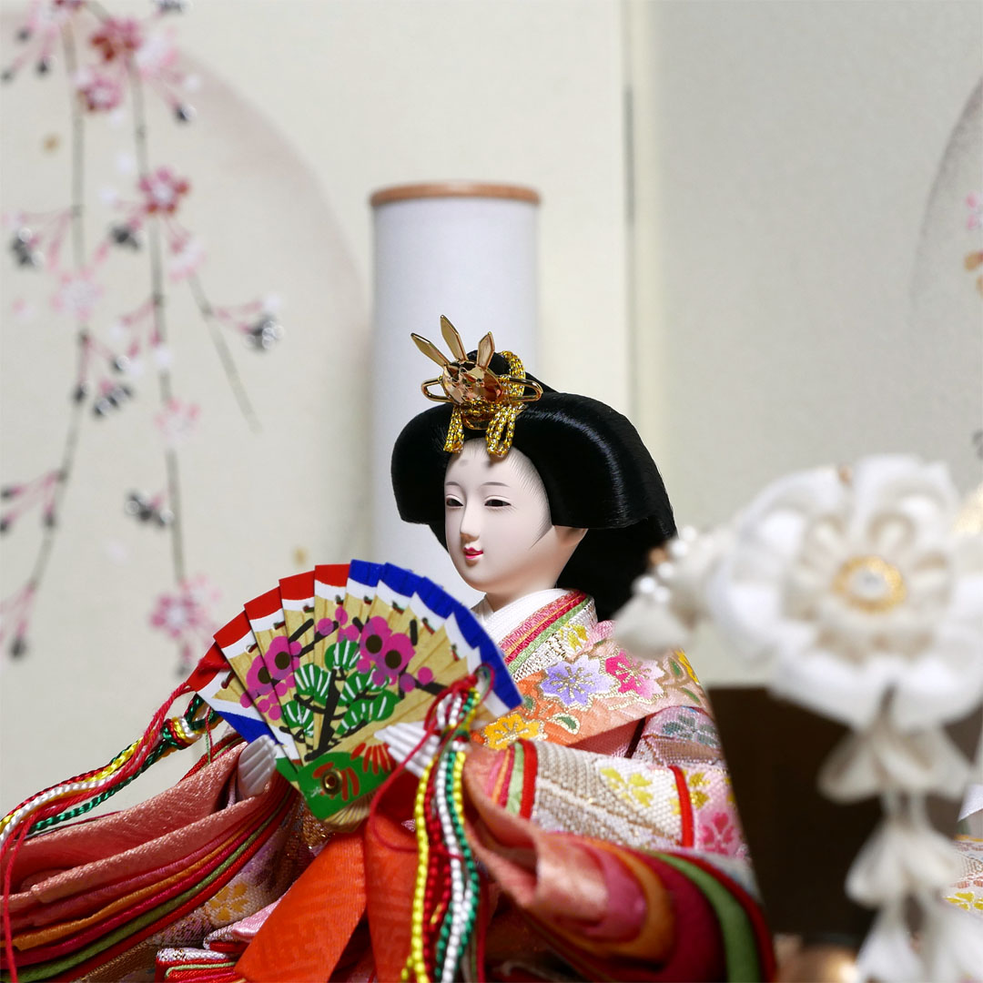 薄ピンクと白のキラキラ衣装雛人形月に桜段違い屏風収納飾り