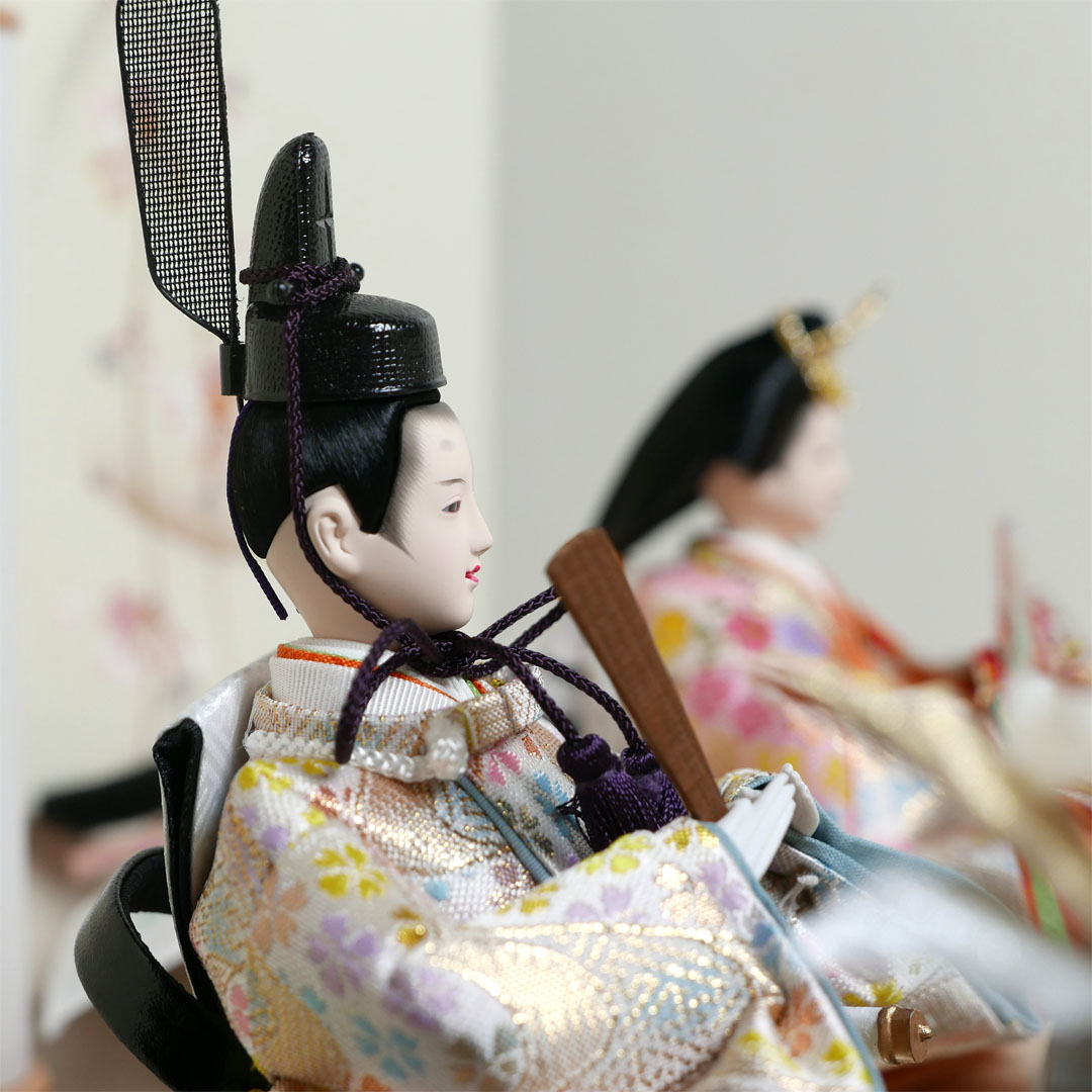 薄ピンクと白のキラキラ衣装雛人形月に桜段違い屏風収納飾り