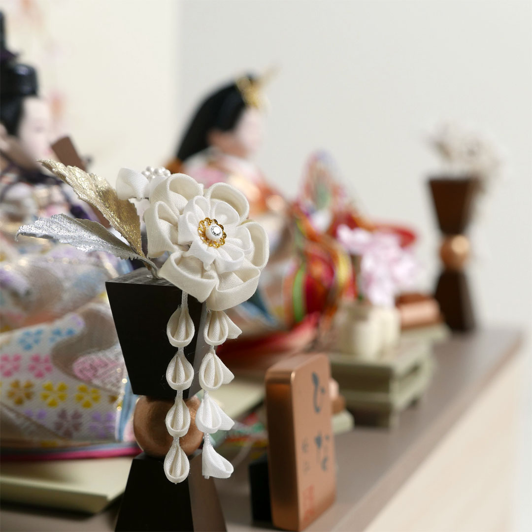 薄ピンクと白のキラキラ衣装雛人形月に桜段違い屏風収納飾り
