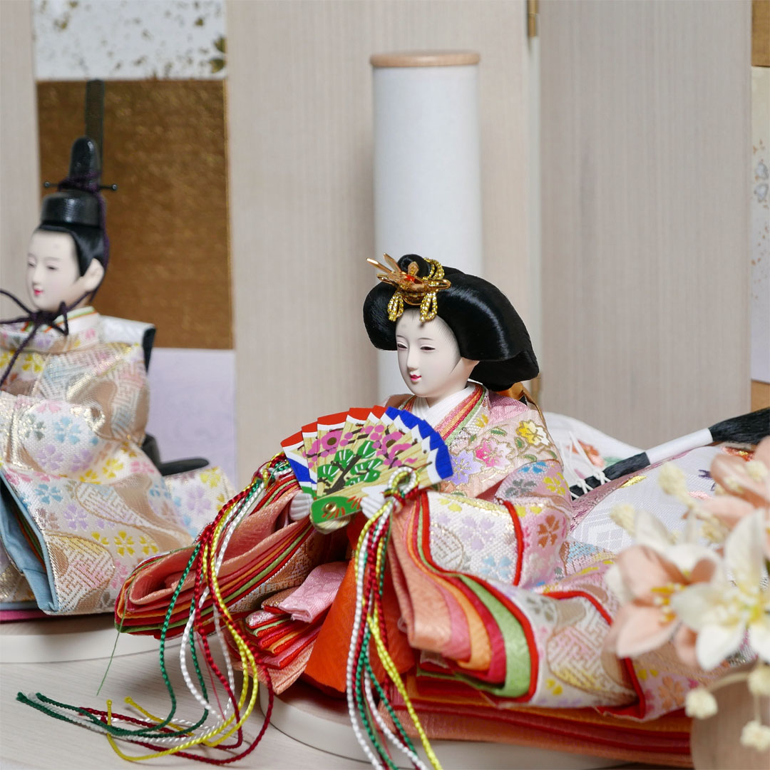 薄ピンクと白のキラキラ衣装雛人形白木目屏風収納飾り