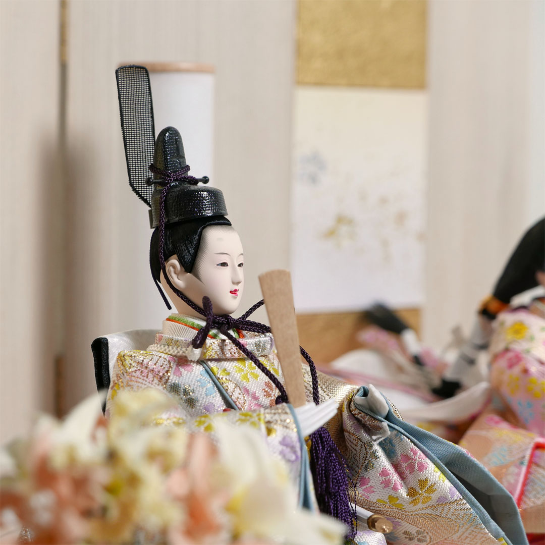 薄ピンクと白のキラキラ衣装雛人形白木目屏風収納飾り
