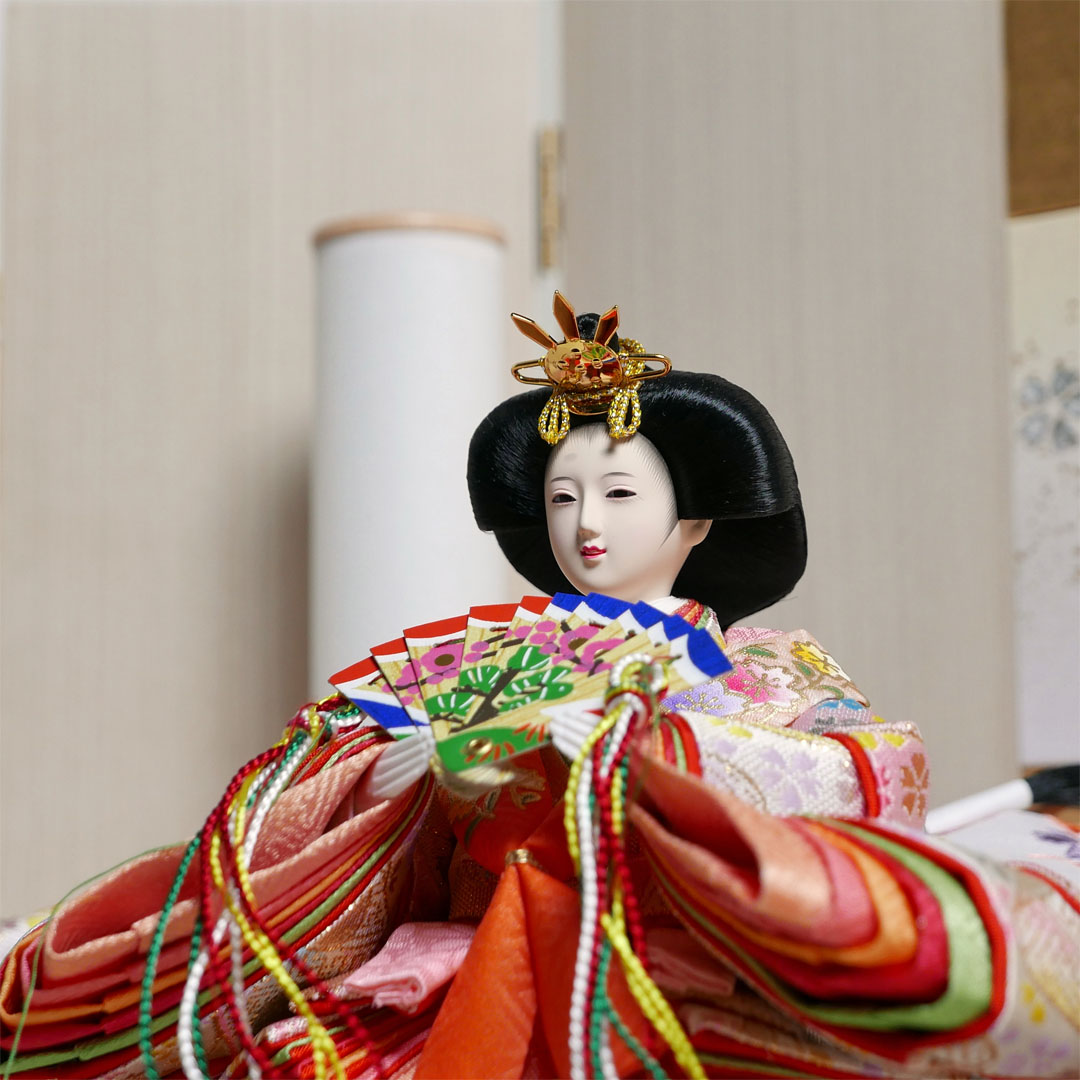 薄ピンクと白のキラキラ衣装雛人形白木目屏風収納飾り