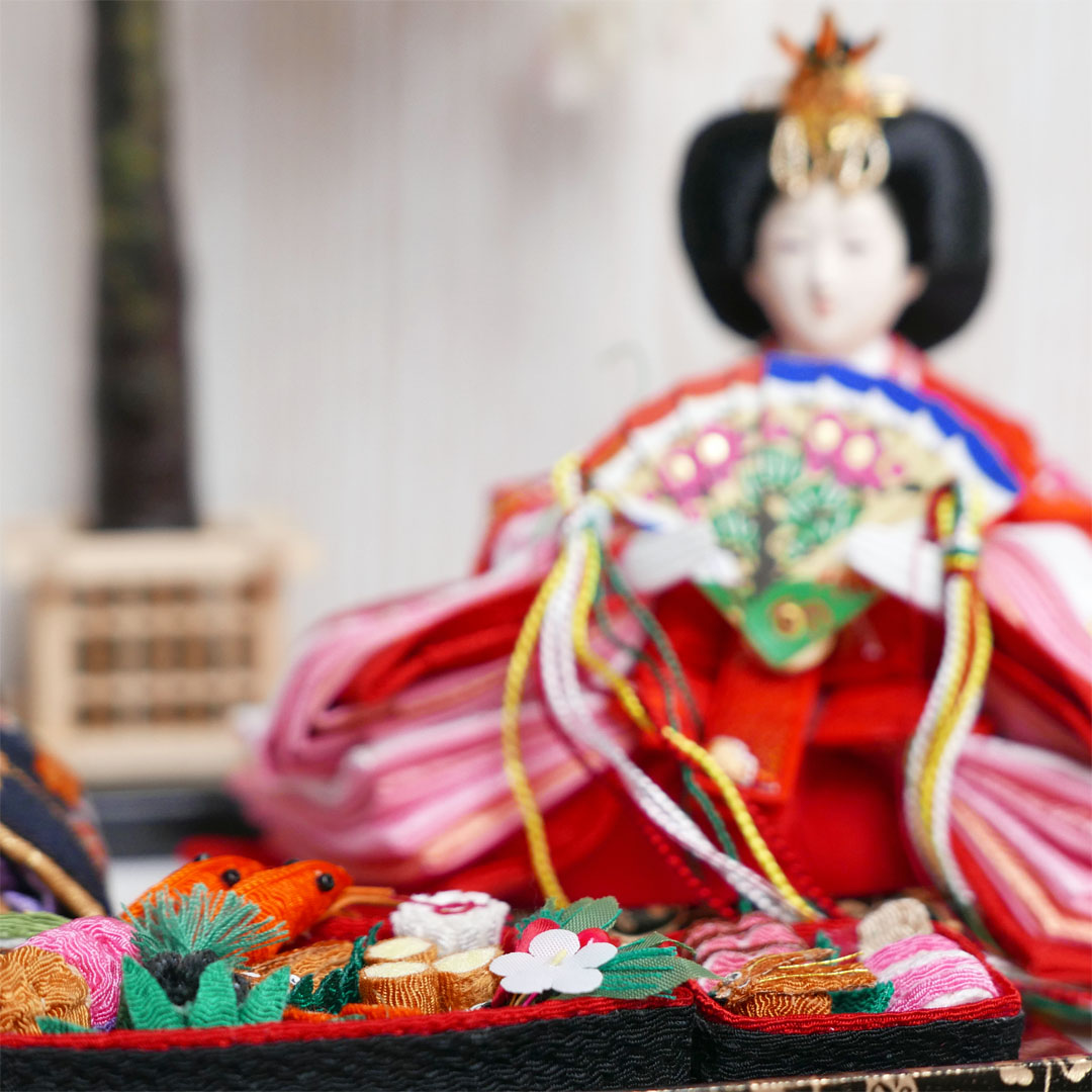 オレンジ桜花柄衣装の雛人形白木目収納飾り