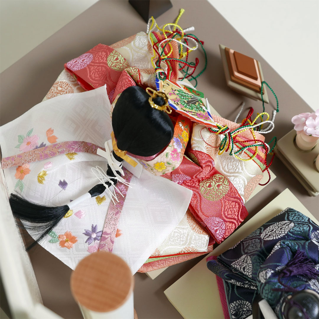 ピンクと青の有職文様衣装の雛人形月に桜段違い屏風収納飾り