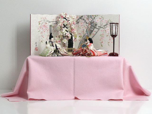 桜の刺繍とほのかなピンクと緑のぼかしが綺麗な雛人形桐収納桜飾り