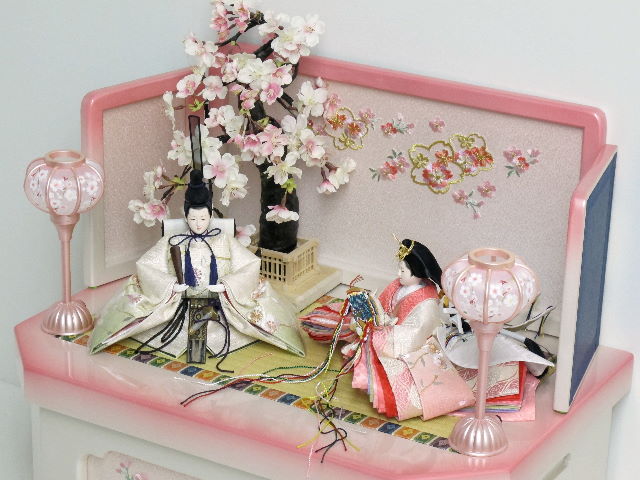 桜の刺繍とほのかなピンクと緑のぼかしが綺麗な雛人形ぼかしピンク収納桜飾り