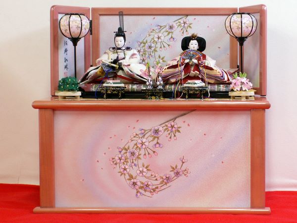 桜でコーディネートした淡い色合いの雛人形収納飾り