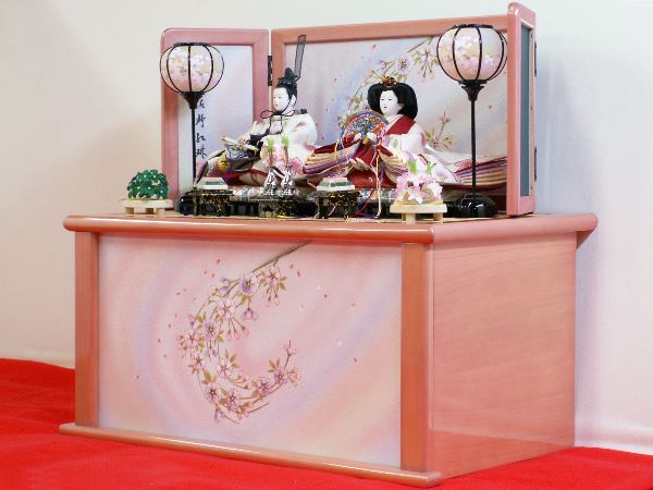 桜でコーディネートした淡い色合いの雛人形収納飾り