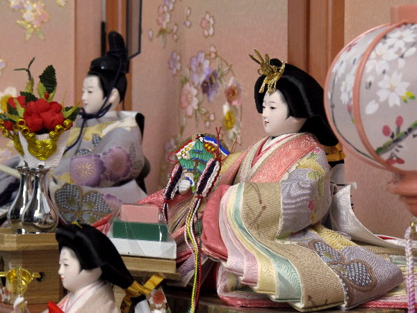 ピンクでコーディネートした豪華な雛人形三段飾りのミニ収納版が安い 
